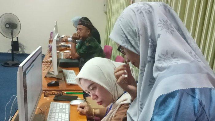 Petugas proktor yang disiapkan pihak SMAN 1 Tarakan saat bertugas melayani Pendaftaran Peserta Didik Baru (PPDB) tahun ajaran 2024/2025. TRIBUNKALTARA.COM/ANDI PAUSIAH