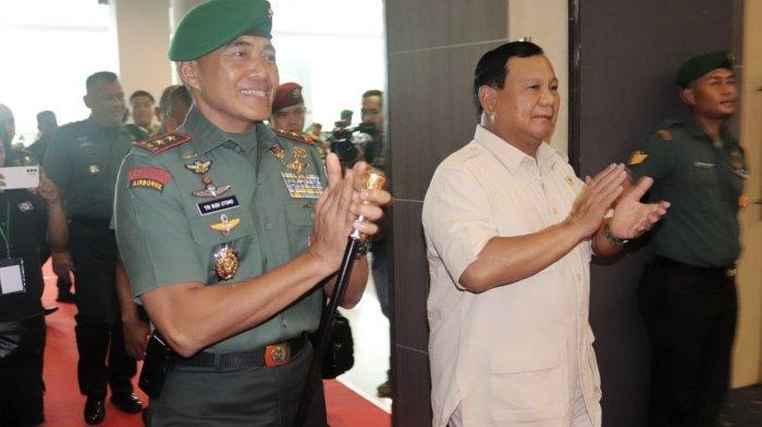 Menteri Pertahanan (Menhan) RI Prabowo Subianto (tengah) didampingi Pangdam VI/Mulawarman, Mayjend TNI Tri Budi Utomo saat kunker di Kota Samarinda, Kaltim, Sabtu (11/3/2023).