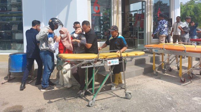Proses evakuasi karyawan toko yang keracunan gas karbonmonoksida di salah satu toko fashion Mall Lembuswana Samarinda, Rabu (6/9/2023).