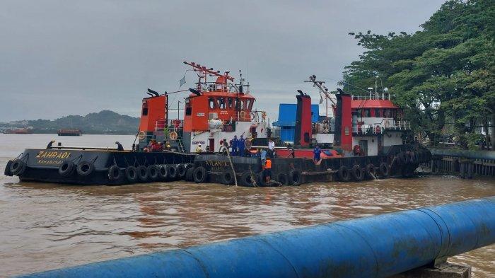 Proses penarikan TB Atlantic dan Tongkang Indomarina 3002 menggunakan Kapal Tunda TB Zahra 01 milik Pelindo IV Samarinda, Senin (3/7/2023).