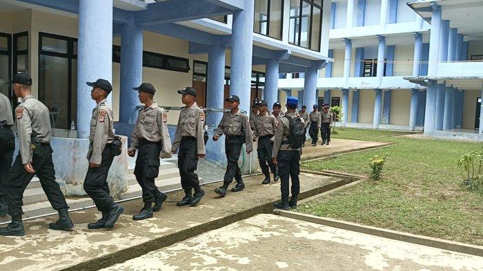 Prosesi penyambutan rombongan Siswa SPN Polda Kaltara, Kapolda Kaltara, FKPD dan Kepala daerah 5 kabupaten/kota oleh 11 Kepala Adat Besar Malinau, Kalimantan Utara, Selasa (25/7/2023).