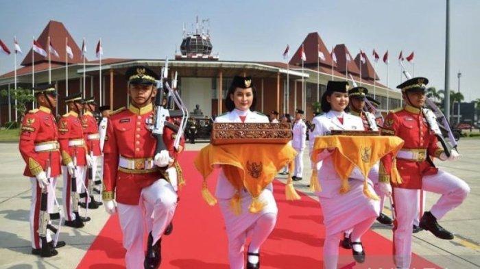 Dua purna Paskibraka 2023, yakni Kachina Ozora dipercaya membawa duplikat Bendera Merah Putih, dan Keyla Azzahra Purnama bertugas membawa Teks Proklamasi.