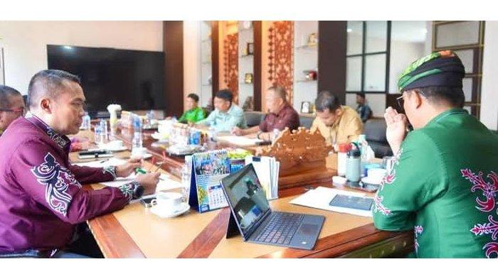 RAKOR LINTAS OPD - Pelaksanaan Rakor di ruang rapat kantor Bupati Jl Tanah Abang, Tideng Pale, Kecamatan Sesayap, Kabupaten Tana Tidung, Kaltara, Kamis (15/5/2025). Bupati Tana Tidung, Ibrahim Ali membahas penyusunan dan sinkronisasi program strategis tahun 2025.