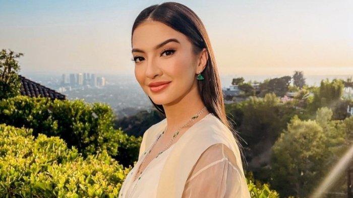 Nama artis Raline Shah baru saja ditunjuk menjadi Stafsus Menteri Bidang Kemitraan Global dan Edukasi Digital oleh Menteri Komunikasi dan Digital ( Menkomdigi ), Meutya Hafid.