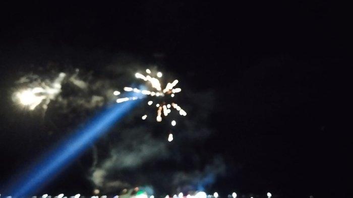 Ratusan warga saat menyaksikan pawai perahu hias di malam takbiran Idul Adha, di tepian Sungai Kayan, Tanjung Selor, Bulungan, Kaltara