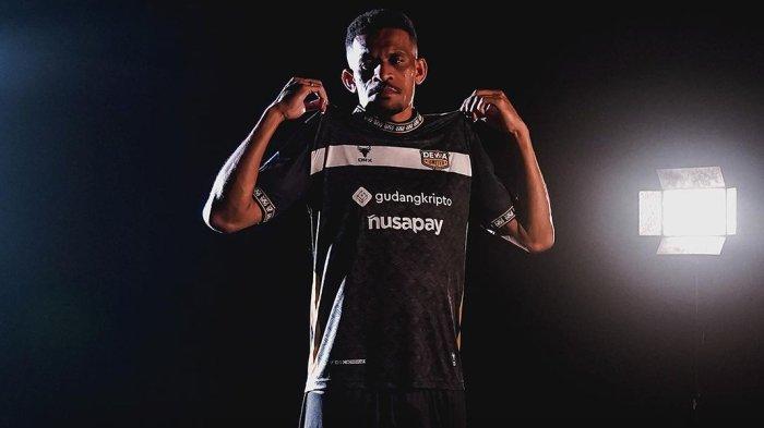 Ricky Kambuaya saat diperkenalkan sebagai pemain Dewa United. (Instagram/@dewaunitedfc)
