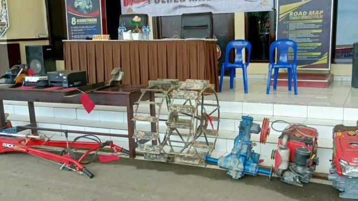 Kapolres Malinau, AKBP Heru Eko Wibowo didampingi Kasat Reskrim Iptu Wisnu Bramantio merilis barang bukti kasus pencurian alat pertanian di SMK SPP Malinau Utara.