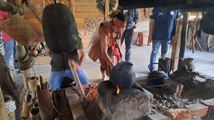 Ellias Yesaya, bersama alat musik yang dimainkan di Rumah Kubu', rumah adat suku Dayak Lundayeh di Krayan, Nunukan, Kalimantan Utara. (Tribunkaltara.com/Edy Nugroho)
