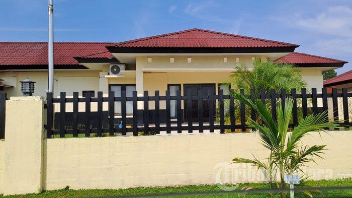 Rumah Dinas Kapolda Kaltara di komplek Aspol Polda di Kilo 9 Bumi Rahayu Tanjung Selor, Bulungan, Kalimantan Utara. Lokasi Brigpol SH ditemukan meninggal dunia. (TribunKaltara.com / Edy Nugroho)