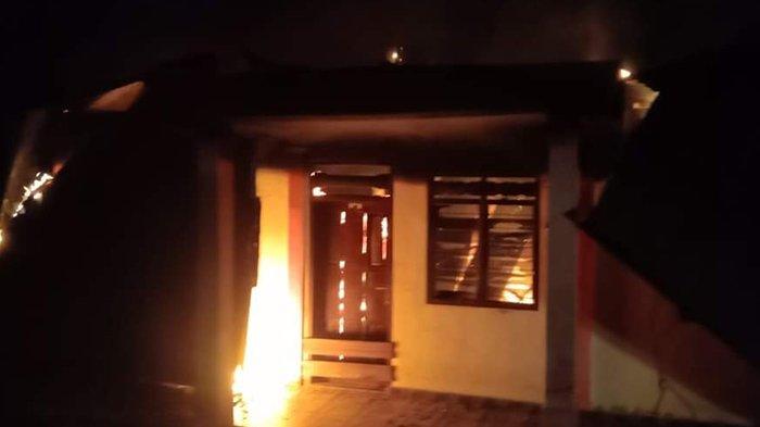 Satu unit rumah kontrakan dilalap si jago merah di Jalan Damai, Kampung Pisang, Kelurahan Nunukan Barat, Kabupaten Nunukan, Kalimantan Utara, Kamis (14/11/2024), dini hari.