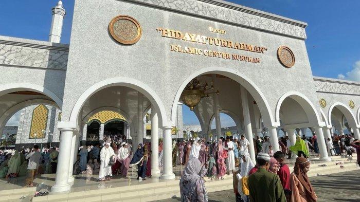Bupati Nunukan Asmin Laura bersama keluarga melaksanakan Salat Idul Fitri di Masjid Hidayaturrahman Islamic Center Nunukan, Selasa (10/04/2024), pagi. TRIBUNKALTARA.COM/ Febrianus Felis.