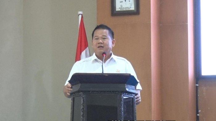 Sekretaris Daerah Kabupaten Malinau, Ernes Silvanus saat membuka sosialisasi dan pemilihan pengurus Komunitas UMKM Malinau di Kantor Bupati Malinau, Kalimantan Utara, Rabu (9/8/2023).