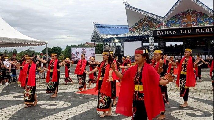 Pertunjukan seni dan budaya Desa Wisata Pulau Sapi dalam agenda pagelaran seni dan budaya Dayak Lundayeh di Malinau, Provinsi Kalimantan Utara, beberapa waktu lalu