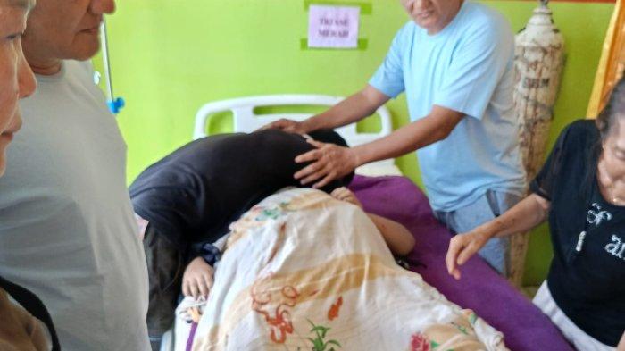 TEWAS DITERKAM BUAYA - Warga Kecamatan Sembakung Atulai, Kabupaten Nunukan, Kalimantan Utara, digemparkan oleh peristiwa tragis yang menimpa seorang ibu rumah tangga. Munira (28), dilaporkan tewas setelah diterkam seekor buaya saat sedang mandi di Sungai Mambulu pada Selasa (27/05/2025) sekira pukul 11.00 Wita.
(HO/ Hasanuddin)