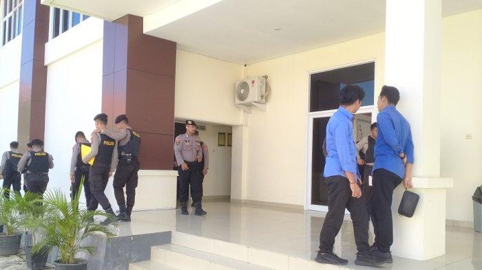Suasana depan ruangan sidang perdana kasus pembunuhan satu keluarga Desa Babulu Laut, Penajam Paser Utara di Pengadilan Negeri PPU, Selasa (27/2/2024) / NITA RAHAYU