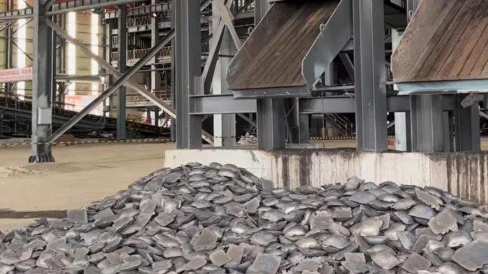 Inilah pabrik smelter nikel, PT Kalimantan Ferro Industry ( KFI ) yang dibangun investor asal China di Sangasanga, Kalimantan Timur .