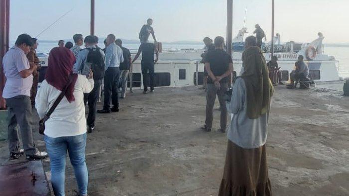 Penumpang mulai turun ke dermaga Pelabuhan PLBL Liem Hie Djung Nunukan, belum lama ini.