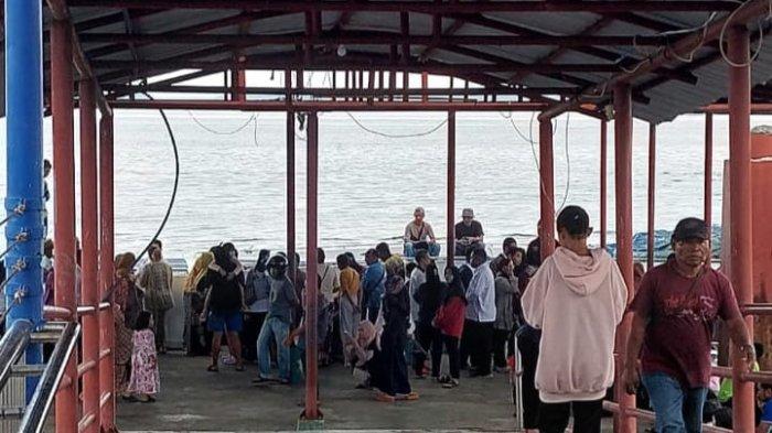 Penumpang mulai turun ke dermaga speedboat di Pelabuhan PLBL Liem Hie Djung Nunukan, belum lama ini.
