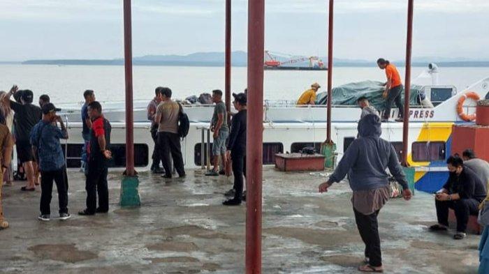 Penumpang speedboat reguler mulai turun ke dermaga Pelabuhan PLBL Liem Hie Djung Nunukan, belum lama ini.