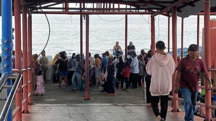 Penumpang diminta kenakan life jacket saat speedboat mulai bertolak dari dermaga Pelabuhan PLBL Liem Hie Djung Nunukan, belum lama ini.