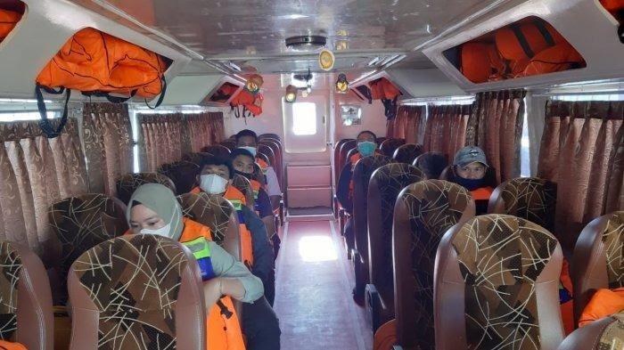 Penumpang diminta kenakan life jacket saat speedboat mulai bertolak dari dermaga Pelabuhan PLBL Liem Hie Djung Nunukan, belum lama ini.