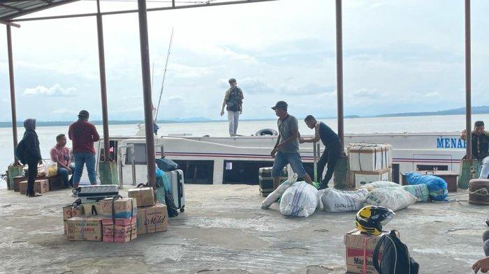 Penumpang mulai turun ke dermaga Pelabuhan PLBL Liem Hie Djung Nunukan, belum lama ini.