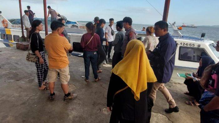 Penumpang mulai turun ke dermaga Pelabuhan PLBL Liem Hie Djung Nunukan, belum lama ini.
