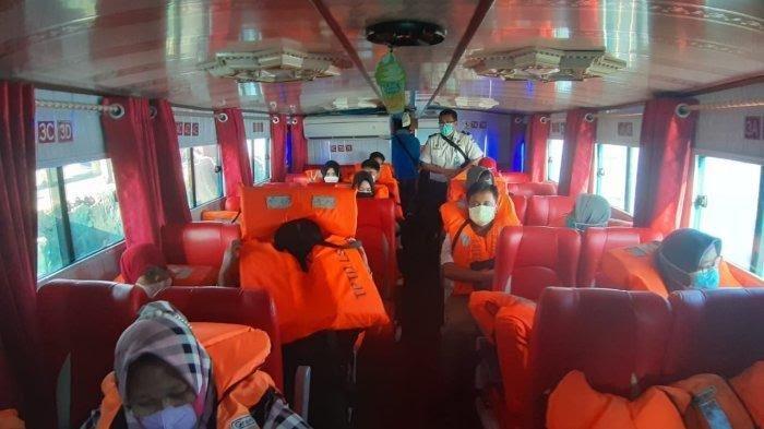 Penumpang diminta kenakan life jacket saat speedboat mulai bertolak dari dermaga Pelabuhan PLBL Liem Hie Djung Nunukan, belum lama ini.
