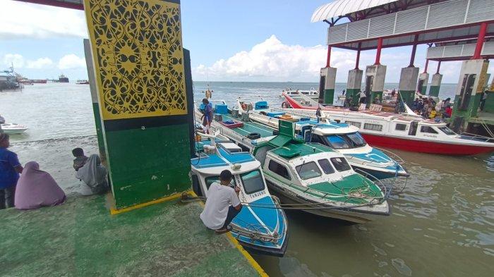 Kegiatan penumpang di Pelabuhan Tengkayu 1 Tarakan, Kalimantan Utara sebelum keberangkatan menuju Tanjung Selor.