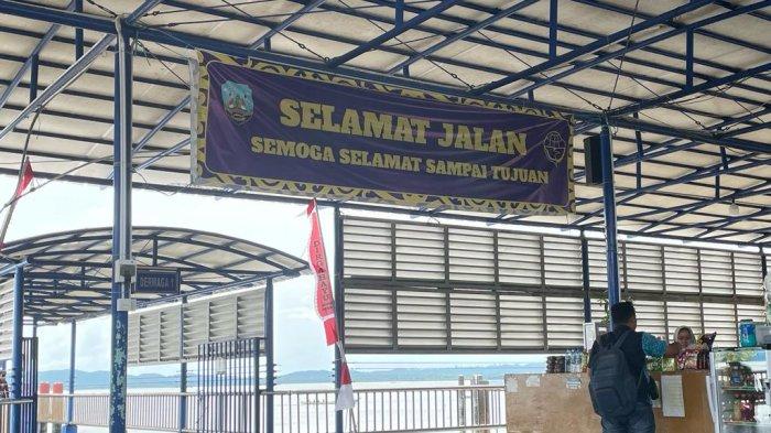 Penumpang mulai turun ke dermaga Pelabuhan PLBL Liem Hie Djung Nunukan, belum lama ini.