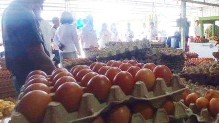 Stok telur ayam masih mencukupi pada agen dan distributor. Saat ini, Senin (5/6/2023) harga telur bertahan tinggi Rp 67 ribu per piring di Malinau, Kalimantan Utara.