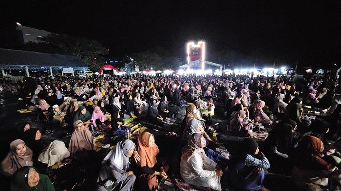 Meski venue Bawaslu Kaltara Bersholawat sempat diguyur hujan, nampun terlihat tak mengurangi animo masyarakat Kaltara untuk hadir dalam launching pengawasan partisipatif yang diinisiasi Bawaslu Kaltara itu.