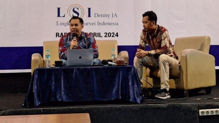 Peneliti LSI Denny JA, Fadhli Fakhri Fauzan, Rabu (17/4/2024) malam di Cafe D'Bagios, Samarinda membeberkan terkait hasil survey terhadap kecenderungn masyarakat dalam memilih kepala daerah pada Pilkada. (Tribunkaltim.co/ Mohammad Fairoussaniy)