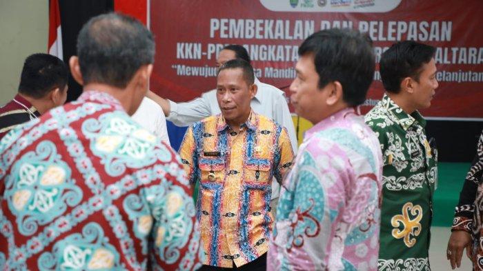 Bupati Bulungan Syarwani, saat melepas mahasiswa KKN di Unikaltar Tanjung Selor, Kamis (27/07/2023).