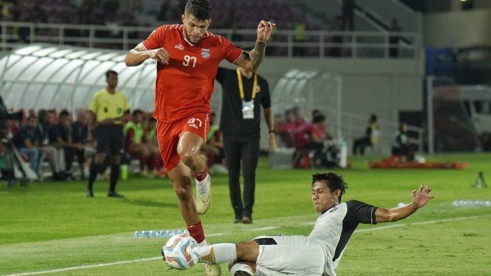 Pesepak bola Persija Jakarta, Firza Andika (kanan) melakukan tekel terhadap pesepak bola Borneo FC, Berguinho dalam pertandingan semifinal Piala Presiden 2024 di Stadion Manahan, Solo, Selasa (3/7/2024) malam. TRIBUNNEWS/Muhammad Nursina