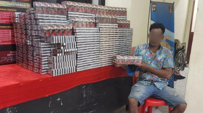 Tersangka diamankan bersama 2.766 bungkus rokok Arrow yang ditempeli pita cukai diduga palsu ke Mako Polsek Nunukan, Sabtu (18/03/2023), sore.
