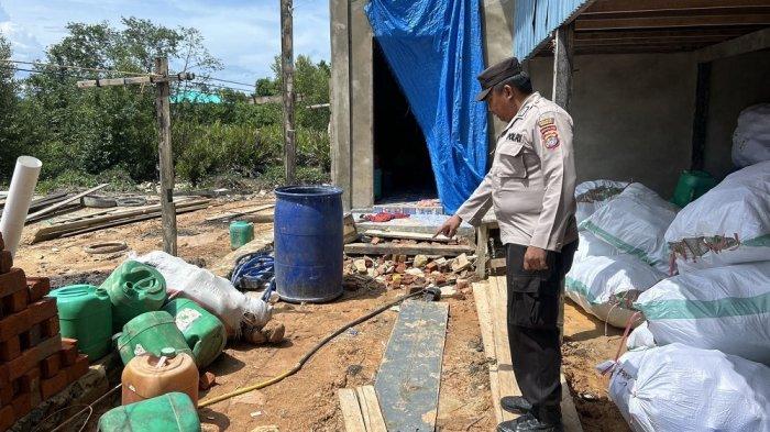 Personel Polsek Sebatik Timur melakukan olah TKP di rumah pasangan suami istri yang tewas diduga karena tersengat listrik, Kamis (13/06/2024), siang. (HO/Polsek Sebatik Timur)