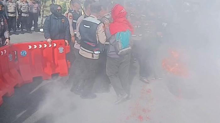 TERKENA LUKA BAKAR – Aksi unjuk rasa di Markas Polda Kaltara yang dilakukan mahasiswa dari Aliansi Gerakan Rakyat dan Mahasiswa (Geram), berujung ricuh, Kamis (17/7/2025). Tiga mahasiswa dilarikan ke RSDSS Tanjung Selor akibat terkena luka bakar. (ISTIMEWA)