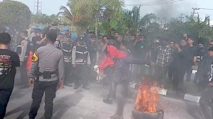TERKENA LUKA BAKAR – Aksi unjuk rasa di Markas Polda Kaltara yang dilakukan mahasiswa dari Aliansi Gerakan Rakyat dan Mahasiswa (Geram), berujung ricuh, Kamis (17/7/2025). Tiga mahasiswa dilarikan ke RSDSS Tanjung Selor akibat terkena luka bakar. (ISTIMEWA)