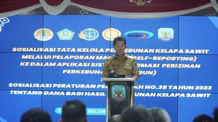 Wagub Kaltara, Dr. Yansen TP, M.Si memberikan arahan pada Sosialisasi Tata Kelola Perkebunan Sawit melalui Aplikasi SIPERIBUN, Senin (7/8).