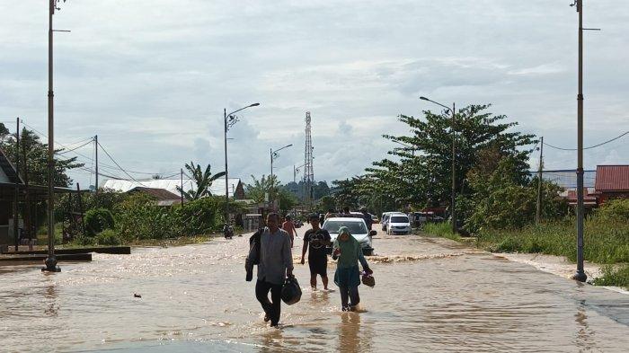 Warga Malinau Hulu, Kabupaten Malinau dievakuasi ke daerah yang lebih tinggi. Banjir yang merendam Malinau sejak pagi tadi belum kunjung surut, Jumat (22/9/2023) sore. TRIBUNKALTARA.COM/ MOHAMMAD SUPRI