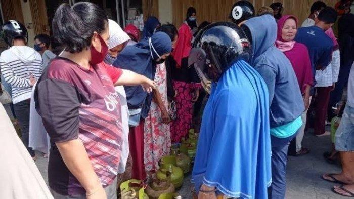 Warga Nunukan antre tabung gas Elpiji 3 Kg di sebuah pangkalan, Jalan TVRI Nunukan, Provinsi Kalimantan Utara, pada 13 Januari 2021.