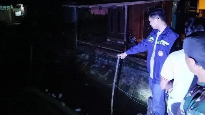 Warga yang menunjuk lokasi kejadian wanita diterkam buaya di Guntung, Bontang Utara.