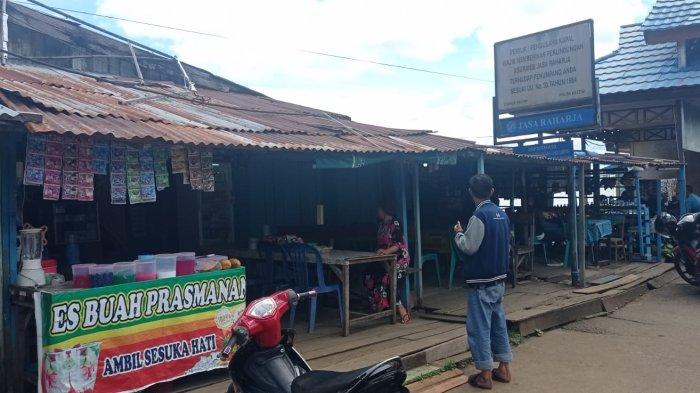 Suasana warung di Pelabuhan Tideng Pale, Tana Tidung, Kalimantan Utara tampak sepi pengunjung.