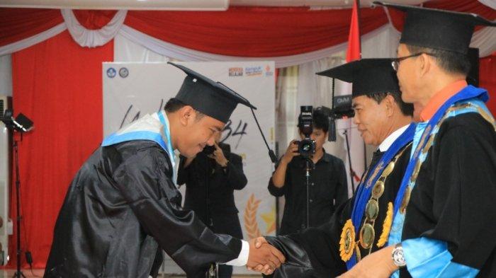 Gubernur Kaltara, Drs H Zainal A Paliwang SH, M.Hum menghadiri Wisuda XXXIV Program Magister dan Sarjana UBT, Kamis (20/7).