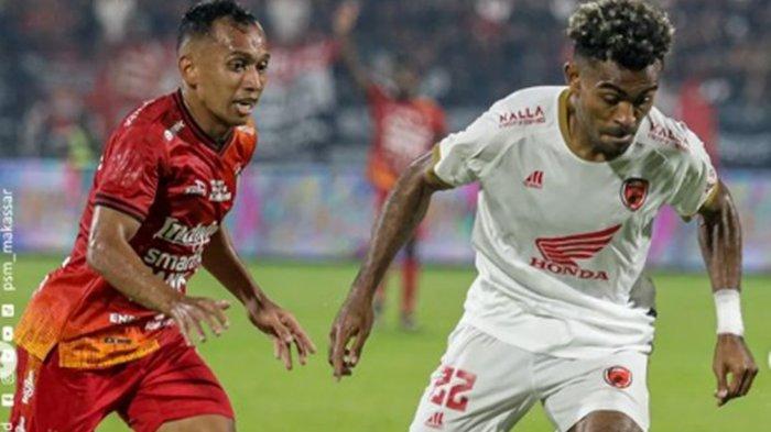 Yakob Sayuri (putih) saat bela PSM Makassar di play off kualifikasi Liga Champions Asia.