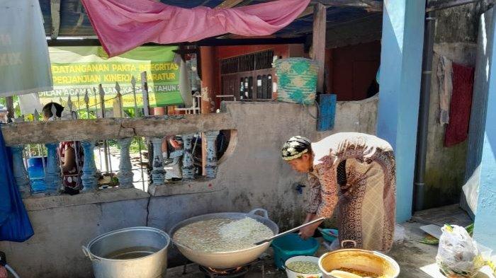 Pemilik rumah tempat membuat bubur Asyura di Jalan Sapan Palangkaraya, yang biasa disapa mama Raudah (Bulang haji) , saat ditemui tribunkalteng.com, Kamis (28/7/2023).