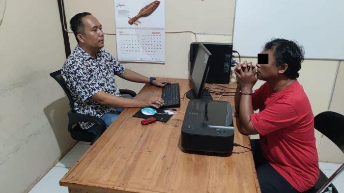 Seorang Pria diduga pengedar narkotika di Palangkaraya tersebut dibekuk Personel Polsek Rakumpit Palangkaraya di Jalan Tumbang Talaken kilometer 64 Palangkaraya. Polisi menyisa barang bukti narkoba dalam penggeledahan tersebut.