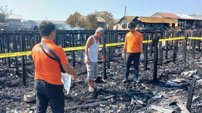 Tim Inafis Polresta Palangkaraya saat melakukan olah TKP di Lokasi permukiman yang terbakar di Kawasan Flamboyan Bawah Palangkaraya, Petugas juga mengumpulkan barang bukti pasca kebakaran, Rabu (2/8/2023) kemarin.