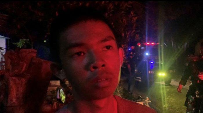 Remaja 16 tahun bernama Niko, saat memberikan keterangan kebakaran SDN 9 Langkai Jalan Nyai Balau Palangkaraya, Senin (24 /7 /2023) tengah malam.